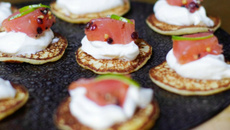 Petits blinis au saumon fumé, crème fraîche et citron vert