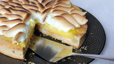 Tarte au citron jaune, meringue citron vert, pâte sablée amande et pistache