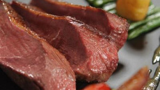 Magret de canard au coulis d'orange, gindembre, dattes, cacahuètes et avocat