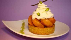 Tartelette aux abricots caramélisés et vanille, pistaches vertes, et crème mascarpone abricot calisson