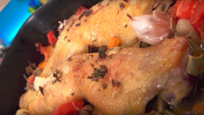 Cuisses de poulet grillées au four aux oignons, tomates et thym