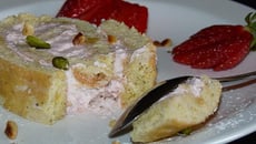 Biscuit roulé à la chantilly de fraises