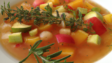 Minestrone de fruits frais au romarin
