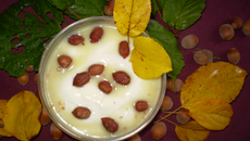 Fromage blanc au chocolat blanc et noisettes.