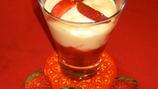 Mousse à l'amande sur lit de fraises