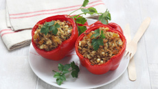 Poivrons farcis au quinoa, raisins secs, pignons et fromage de chèvre