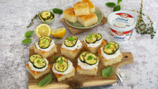 Focaccia au labné, courgettes grillées, basilic et zeste de citron