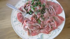 Carpaccio de bœuf à la marinade d'huile d'olive, citron et câpres