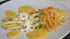 Asperges blanches sauce hollandaise citronnée à la ciboulette, crumble de parmesan et chèvre