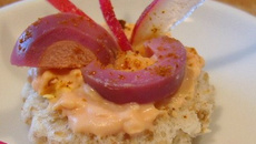 Canapé rose d'œuf mimosa