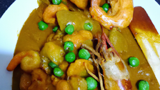 Curry thaï au cabillaud, crevettes et petits pois