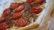 Tarte fine aux oignons et aux tomates rôties