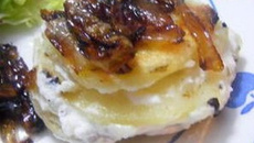 Tatin de pomme-de-terre et son confit d'oignons