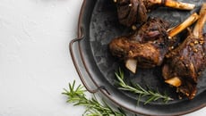 Souris d'agneau au four et à l'ail