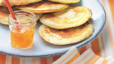 Pancakes à la confiture d'abricots et pêches