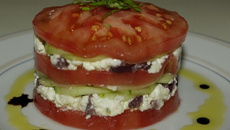 Mille-feuilles de tomates à la féta et aux concombres