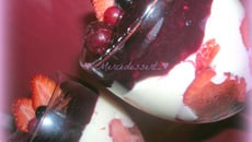 Panna cotta aux fraises et coulis de fruits rouges