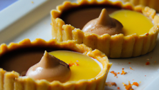Tartelettes sablées et soufflé au chocolat, quenelles mousseuses et coulis de mangue