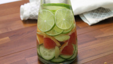 Detox water aux fruits et légumes frais