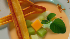 Veloute de melon et son mille feuille de légumes