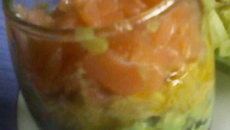 Verrines à l'avocat, pois chiches et saumon fumé