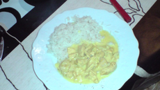 Curry de poulet à la banane et aux oignons