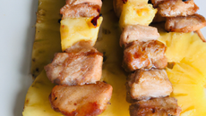 Brochette de porc, ananas, pomme