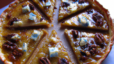 Tarte fine sucrée-salée au Roquefort, à la poire et aux noix