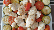 Blancs de poulet, tomates grillées et courgettes marinées
