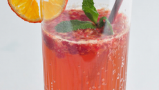 Cocktail au cidre, à la mandarine Napoléon et aux framboises