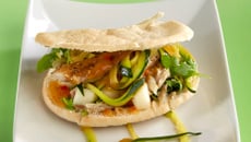 Pita au maquereau fumé et spaghettis de courgettes