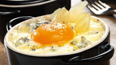 Œuf miroir et Bresse Bleu en mini-cocottes