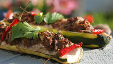 Courgettes colorées farcies au bœuf, cumin et coriandre