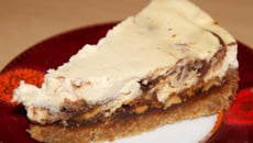 Cheesecake au beurre de cacahuète, sauces caramel et chocolat