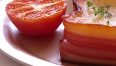 Tomate farcie, tranche de lard crousti