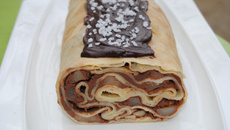 Roulé de crêpes aux pommes et chocolat