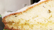 Gâteau léger au mascarpone et lemon curd, glaçage chocolat blanc-citron