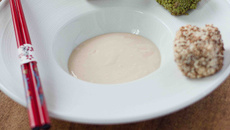 Cubes de thon blanc, panure de quinoa, sésame/wasabi mayonnaise Amora à la sauce soja