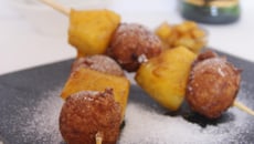 Petits beignets à la banane et ananas flambé au rhum