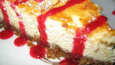 Cheesecake et coulis de framboises