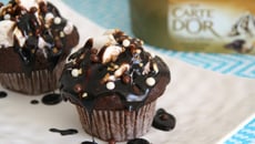 Cupcakes chocolat et cœur crème glacée Carte d'Or® façon glacier saveur dame blanche