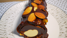 Bûche au chocolat et aux amandes caramélisées