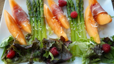 Salade de melon et asperges vertes à la framboise