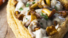 Tourte ovalie de poulet fermier d'Auvergne aux girolles