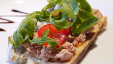 Tartines de thon, tomates cerise et basilic maison