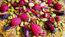 Génoise plume, fruits rouges et pistaches