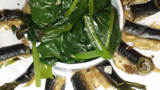 Anchois à l'ail et garniture de blettes fondantes