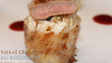 Nems croustillants de céleri et poire au cœur de roquefort et noix et sa bouche d'aiguillette de canard réduction de balsamique et porto au coulis de betterave