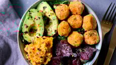 Bouddha bowl aux boulettes de pois chiches et kale