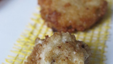 Beignets au roquefort, pruneaux, noix et abricots